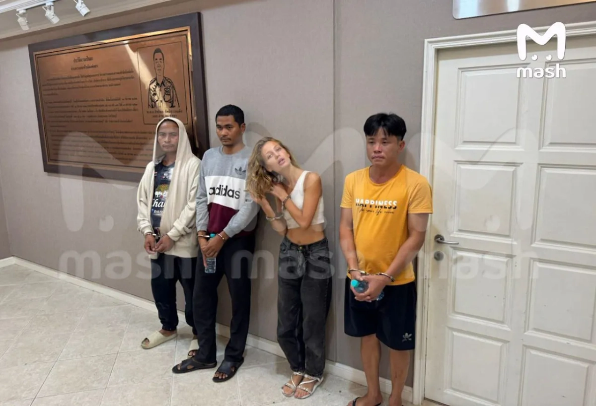 Александра Тихомирова в окружении тайских преступников. Фото © Telegram / Mash