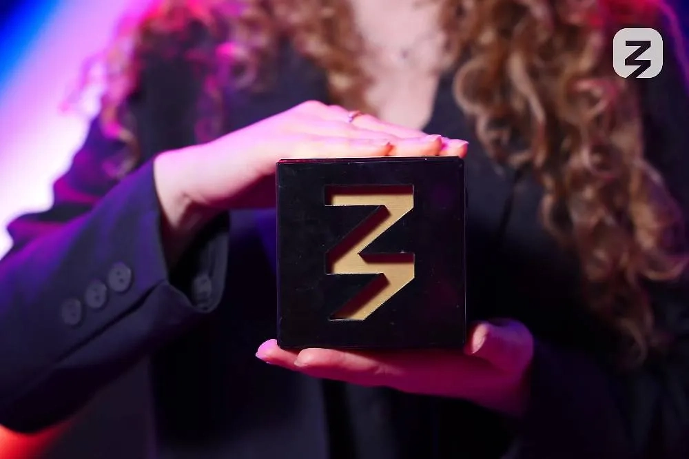 Награда. Фото © VK / «Знание. Лектор»