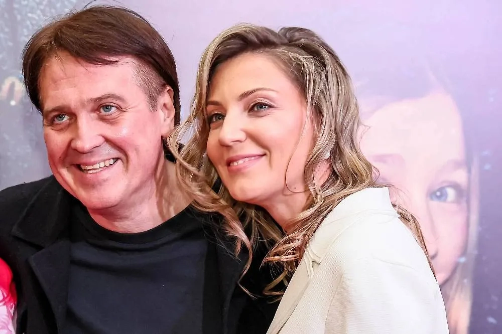 Денис Матросов с женой Оксаной. Обложка © ТАСС / Софья Сандурская