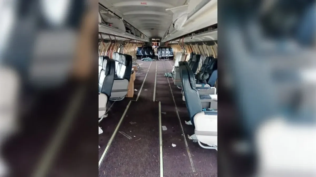 Работы по «распилу» A320, севшего в поле под Новосибирском. Обложка © VK / «Убинский вестник»