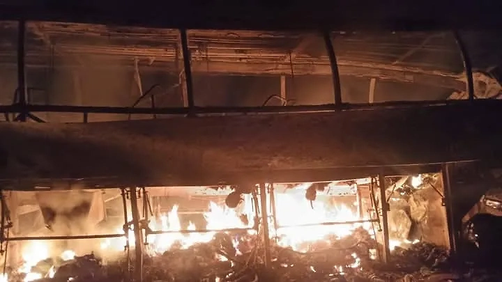 Выгоревший остов туристического автобуса. Обложка © X / CorresponsalsMX