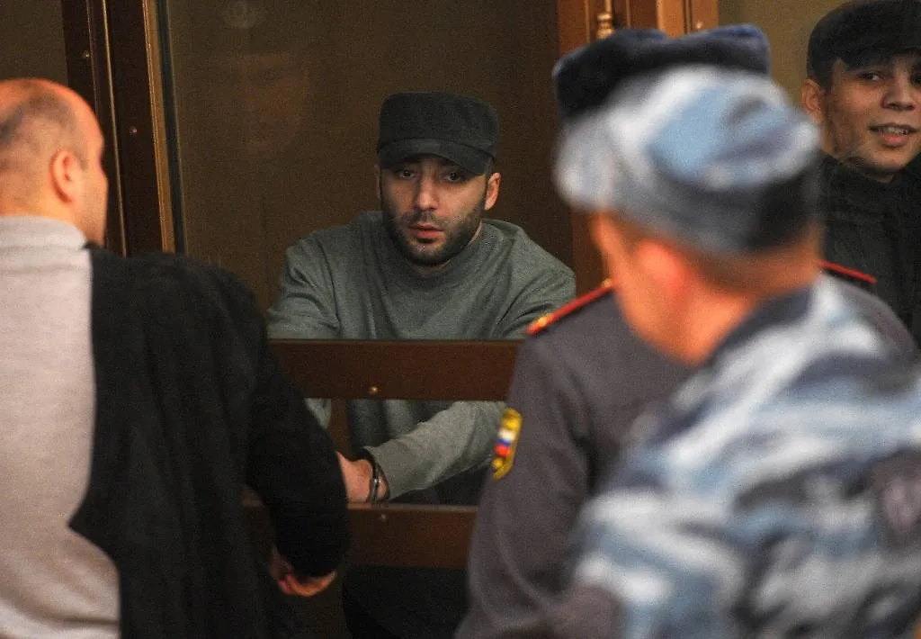 Ислам Яндиев (в центре). Фото © ИТАР-ТАСС/ Антон Новодережкин