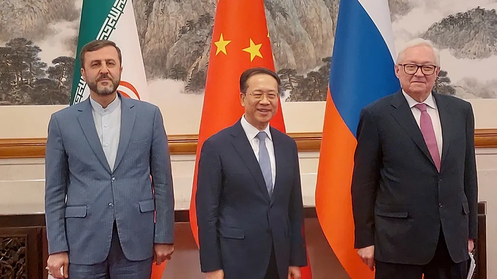 Казем Гарибабади, Ма Чжаосюй и Сергей Рябков. Обложка © ТАСС / Артем Прытков