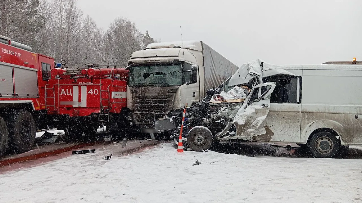 Место ДТП на трассе под Тюменью. Обложка © Telegram / Госавтоинспекция Тюменской области