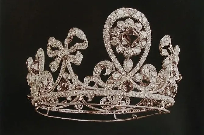 Тиара Александры Фёдоровны включала в себя колумбийские изумруды. Она утеряна. Фото © Wikipedia  