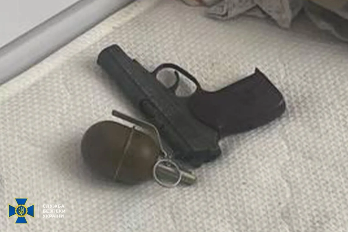Пистолет и граната. Фото © Служба безопасности Украины