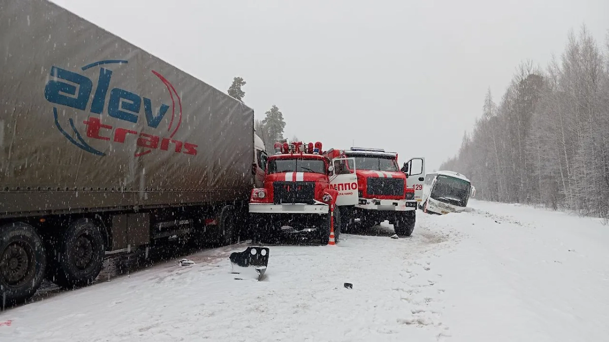 Место ДТП на трассе под Тюменью. Фото © Telegram / Госавтоинспекция Тюменской области