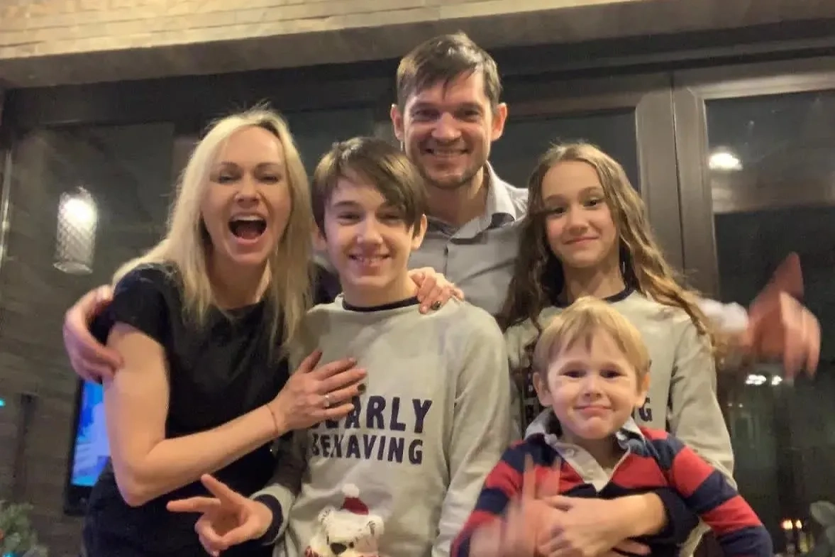 Мария Бутырская с мужем Вадимом Хомицким и детьми. Фото © Instagram (признан экстремистской организацией и запрещён на территории Российской Федерации) / mariabutyrskaia