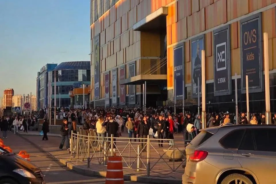 Эвакуация в торговом центре Columbus. Обложка © Telegram / ЧП / Москва