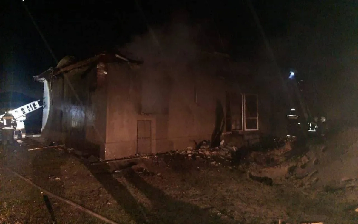 Повреждённый в результате атаки дом. Обложка © Telegram / Настоящий Гладков