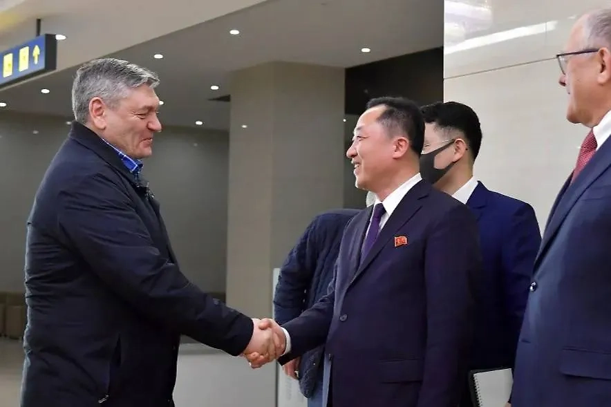 Андрей Руденко и представители МИД КНДР. Обложка © ЦТАК