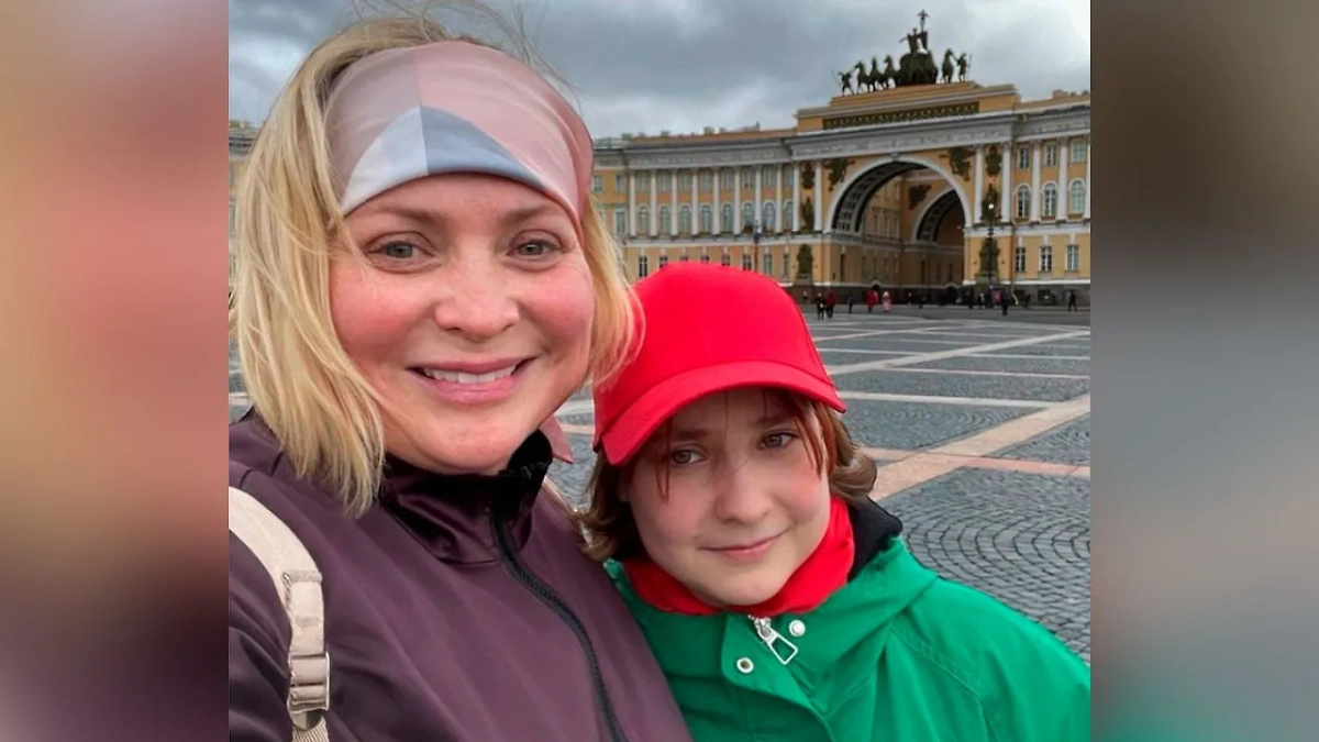 Актриса Светлана Пермякова с дочерью Варварой. Обложка © Instagram (признан экстремистской организацией и запрещён на территории Российской Федерации)/ ник