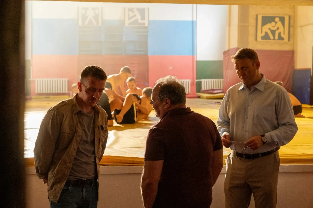 Следователь из Москвы Сергей Смирнов расследует убийства в городе своего детства Хрустальном. Фото © Кадр из сериала «Хрустальный», режиссёр Душан Глигоров, сценарист Олег Маловичко / Kinopoisk