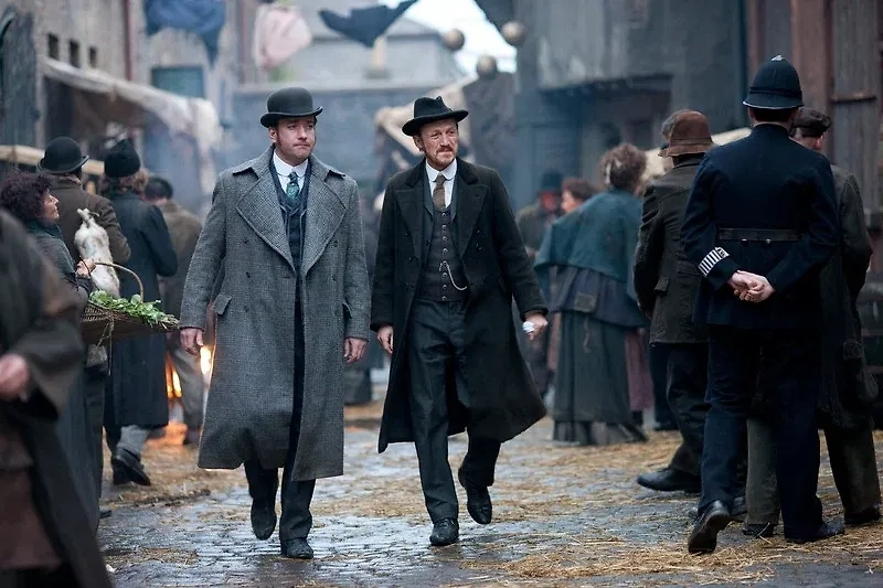 Инспектор Эдмунд Рид и сержант Беннет Дрейк ищут Джека-потрошителя. Обложка © Кадр из сериала «Улица потрошителя». Kinopoisk