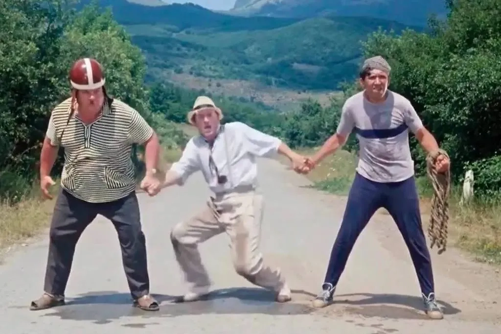 Мультяшная заставка с каким-то хулиганским сюжетом была в проекте, но Гайдай отказался от этой затеи ещё на этапе идеи. Фото © Кадр из фильма «Кавказская пленница, или Новые приключения Шурика», режиссёр Леонид Гайдай / Kinopoisk