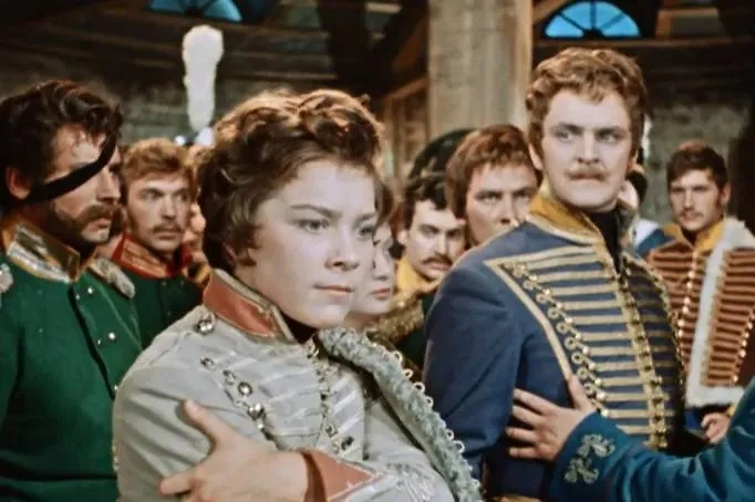 На съёмках «Гусарской баллады» было едва ли не опаснее, чем на Отечественной 1812 года.  Фото © Кадр из фильма «Гусарская баллада», режиссёр Эльдар Рязанов / Kinopoisk