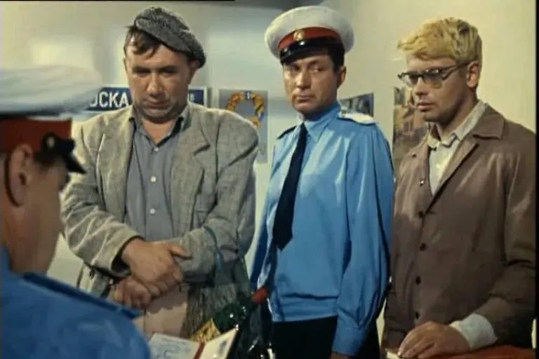 Режиссёр Леонид Гайдай не играл в этом своём фильме. «Операция Ы» обошлась без Гайдая в качестве актёра. Вместо него «отдувался» простой слесарь. Фото © Кадр из фильма «Операция "Ы" и другие приключения Шурика», режиссёр Леонид Гайдай / Kinopoisk