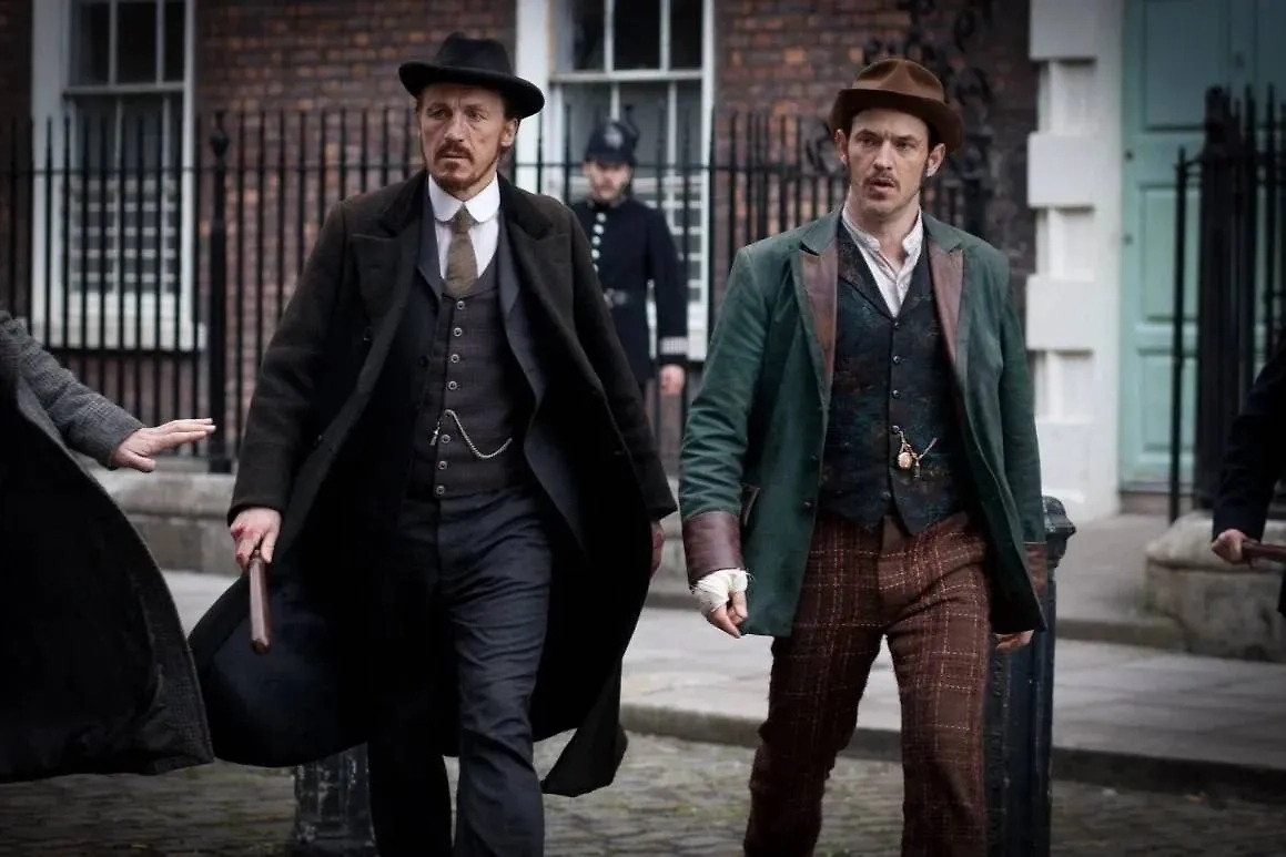 Сыщики расследуют преступления Джека-потрошителя. Фото © Кадр из сериала «Улица потрошителя», режиссёры Энди Уилсон, Том Шенкленд, Энтони Бирн и т.д., сценаристы Ричард Уорлоу, Тоби Финлэй, Рэйчел Беннетт и т.д. / Kinopoisk
