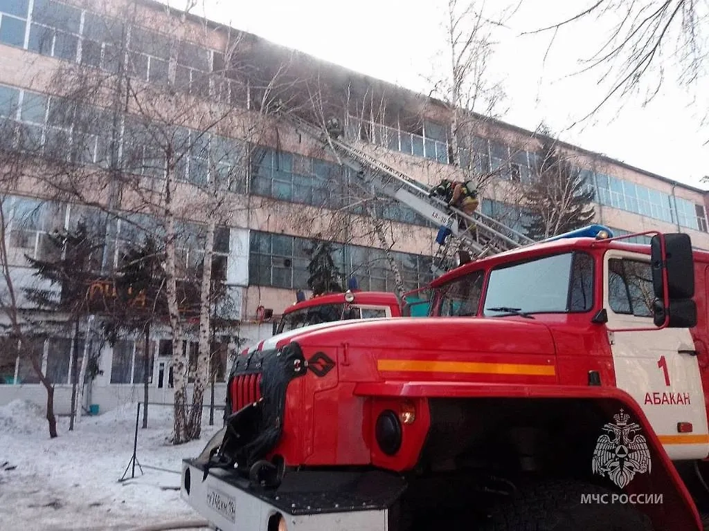 Тушение пожара в Абакане. Обложка © Пресс-служба МЧС по Республике Хакасия