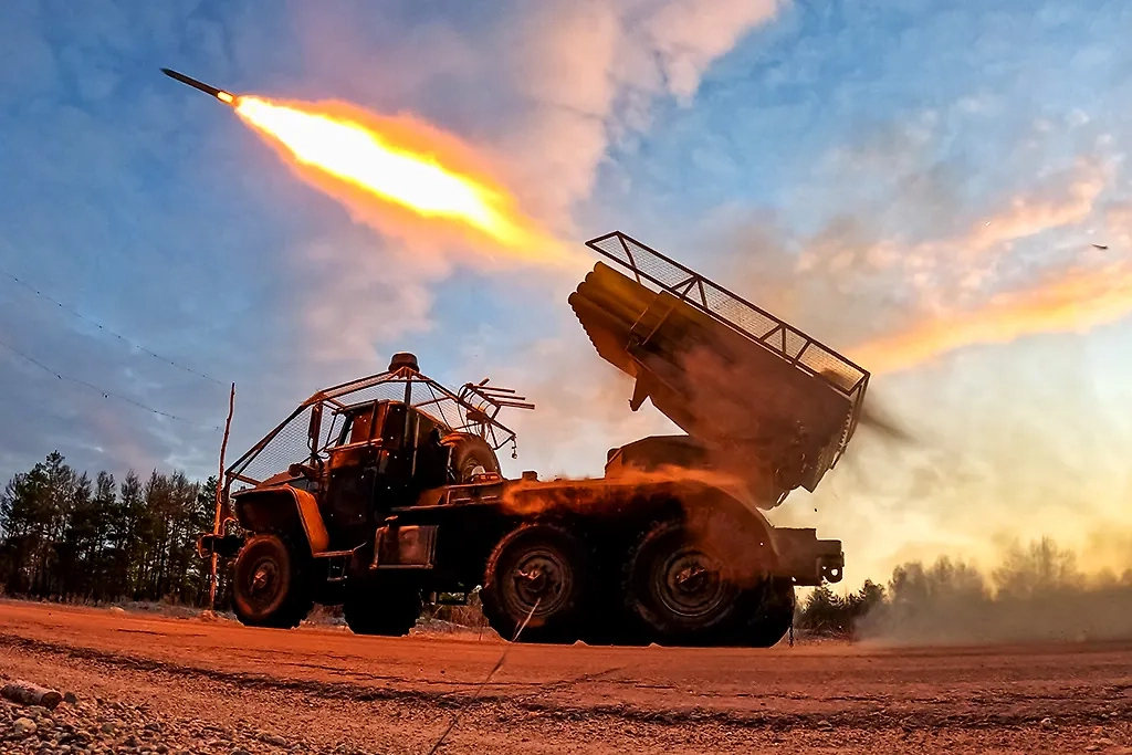 Работа расчёта РСЗО «Град» артиллерийского полка 18-й общевойсковой армии в составе группировки войск «Днепр» в зоне СВО. Обложка © ТАСС / Алексей Коновалов