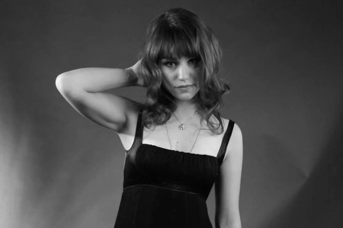 Эмили Декенн. Обложка © Kinopoisk