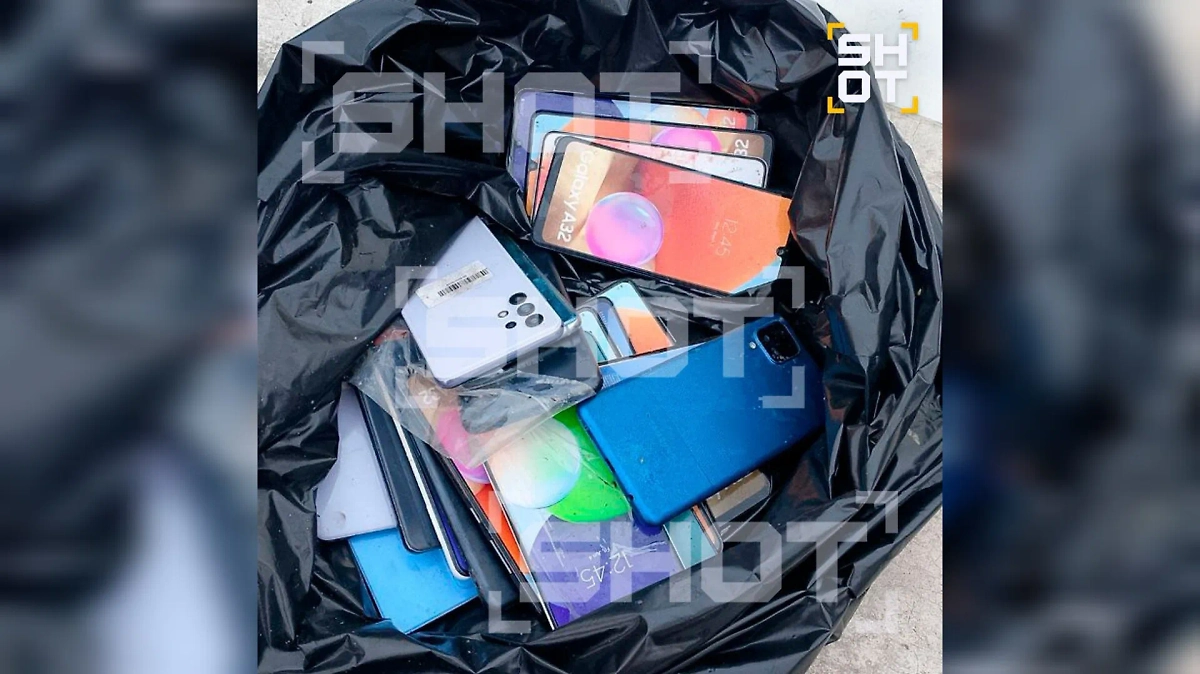 Найденные в Москве смартфоны. Фото © SHOT
