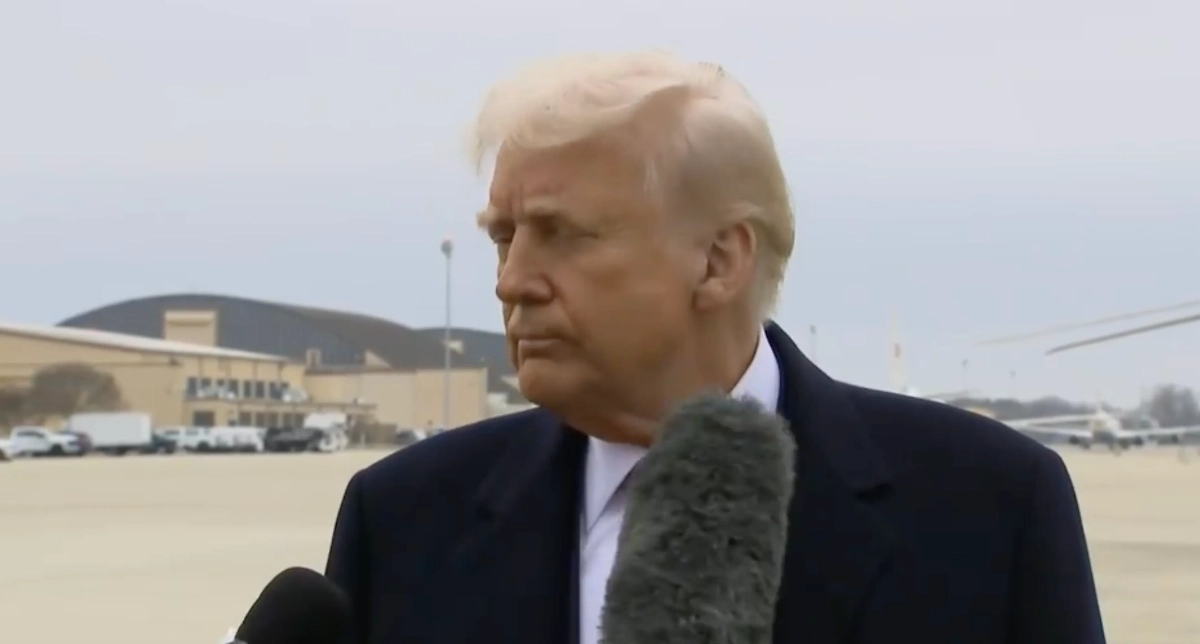 Трамп и «отравленный» микрофон. Скриншот видео © Fox News