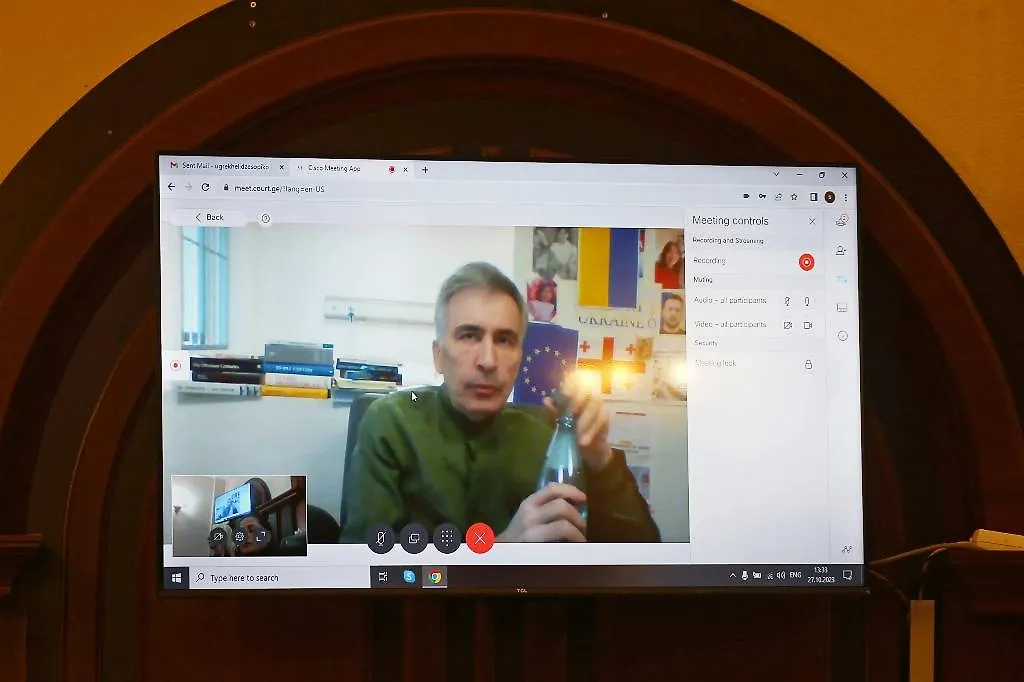 Бывший президент Грузии Михаил Саакашвили (на экране) присутствует по видеосвязи из больницы на судебном заседании. Фото © AP/TASS/ Irakli Gedenidze 