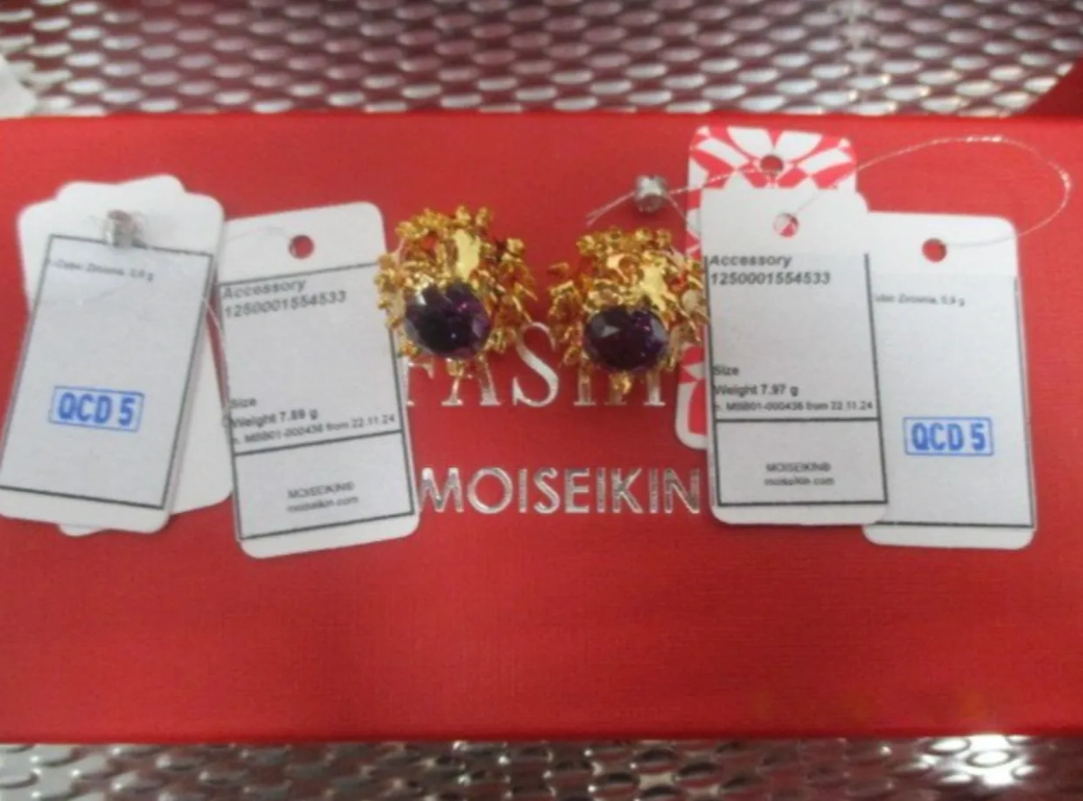 В Екатеринбурге изъяли ювелирку у пассажирки в аэропорту. Обложка © Life.ru / Уральское таможенное управление