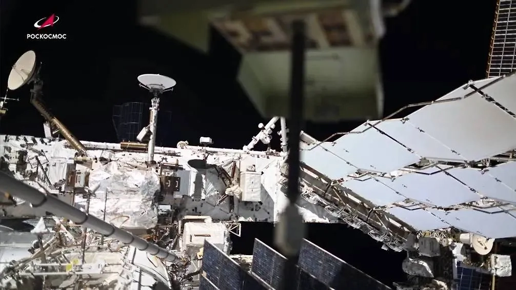 Расстыковка корабля Crew Dragon. Обложка © Telegram / Госкорпорация «Роскосмос» / Иван Вагнер