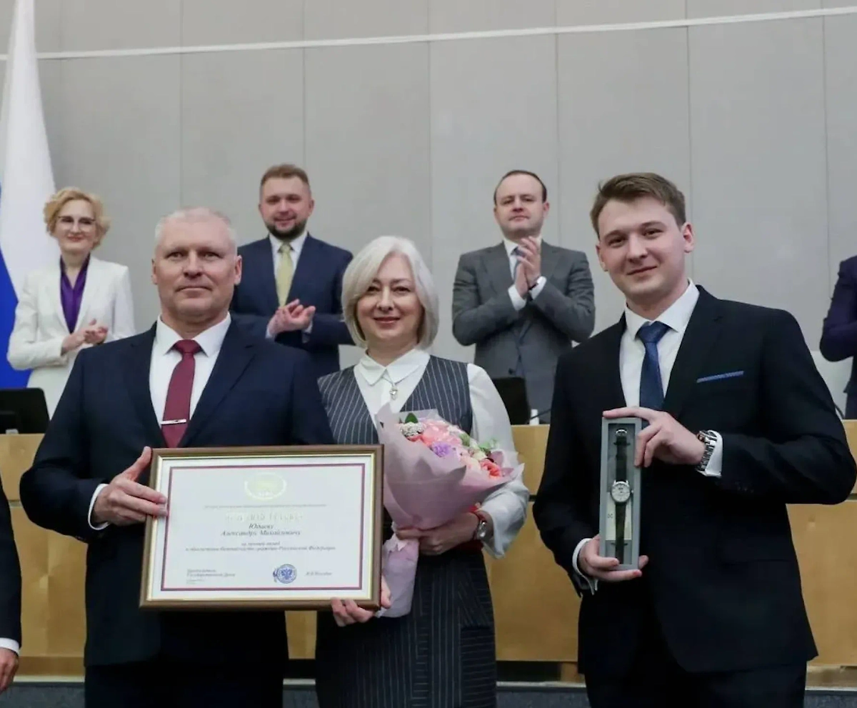 Александр Юдаев с семьёй на награждении в Госдуме. Обложка © Государственная Дума 