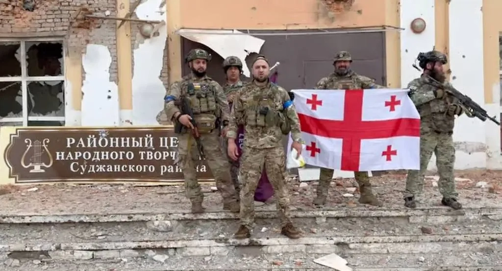 Алекси Бибичадзе** на фото держит грузинский флаг. Обложка © Facebook (Cоцсеть запрещена в РФ; принадлежит корпорации Meta, которая признана в РФ экстремистской) / Lado Gamsakhurdia