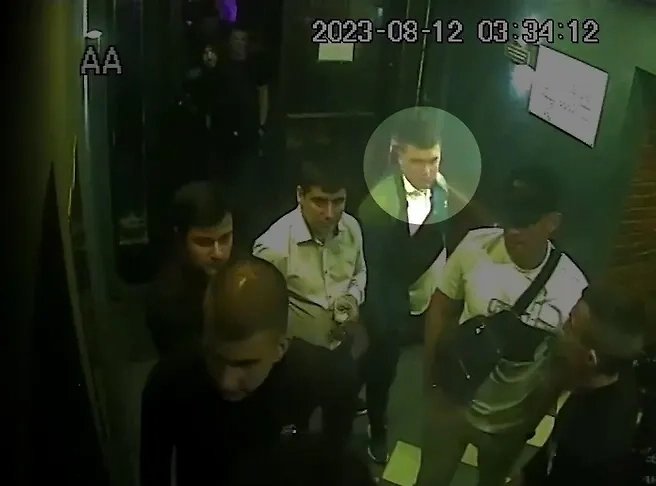 Юрист Майорова утверждает, что этот человек — полицейский. Фото © E1.RU 