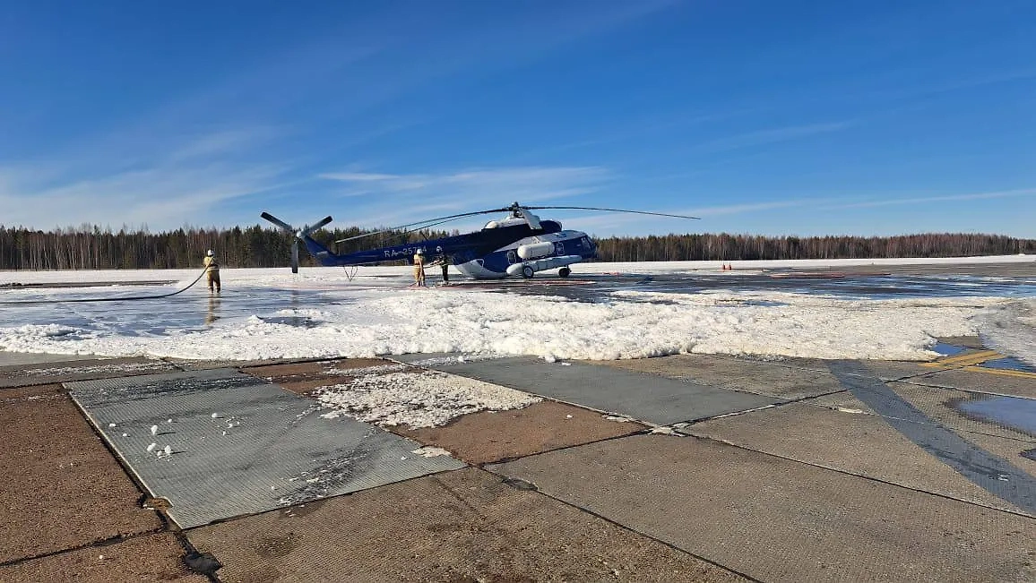 Вертолёт совершил жёсткую посадку в ХМАО. Обложка © Telegram / Центральное МСУТ СКР