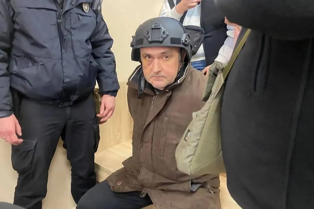 Застреливший Демьяна Ганула Сергей Шалаев в каске и бронежилете в зале суда. Обложка © VK / «Новости — Война: Украина, Донбасс»