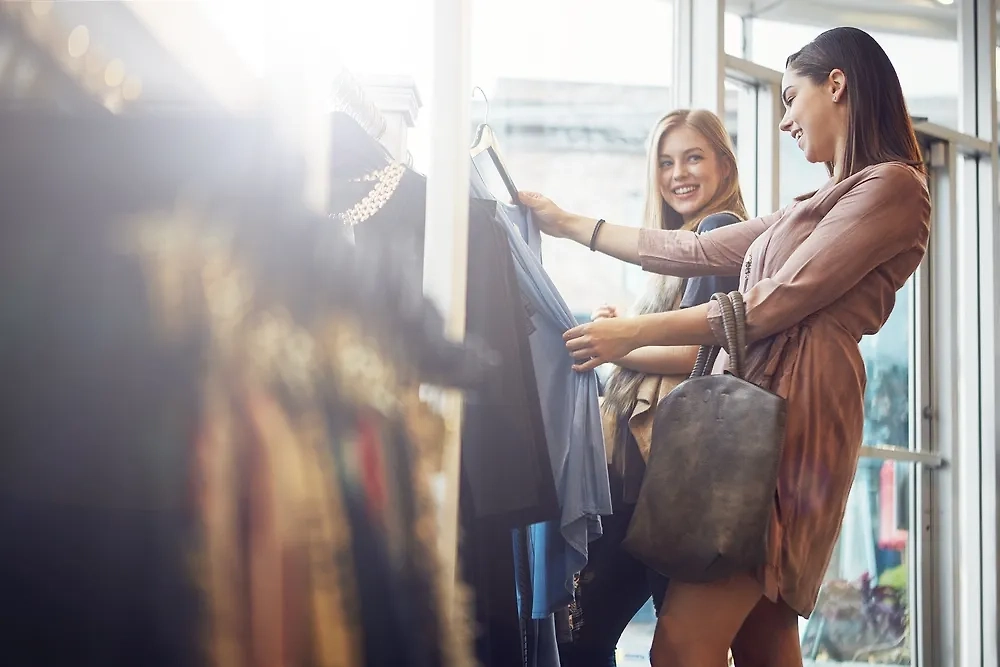 Система «быстрой моды», зародившаяся в западных бутиках в нулевые, — одна из причин, почему планета умирает. Фото © Shutterstock / FOTODOM / PeopleImages.com – Yuri A