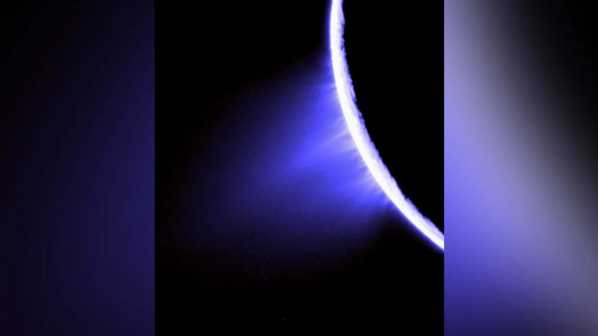 Гейзеры, бьющие с поверхности покрытого льдом спутника Сатурна Энцелада. Фото © Wikipedia / NASA