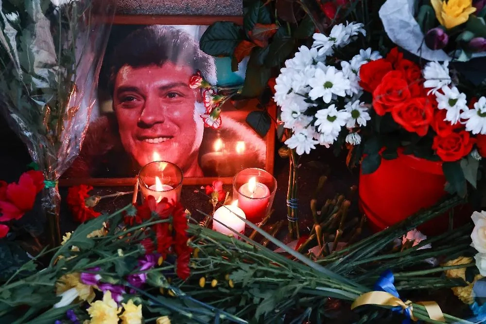 Цветы и свечи у портрета политика Бориса Немцова на месте его убийства на Большом Москворецком мосту. Обложка © ТАСС / Сергей Фадеичев