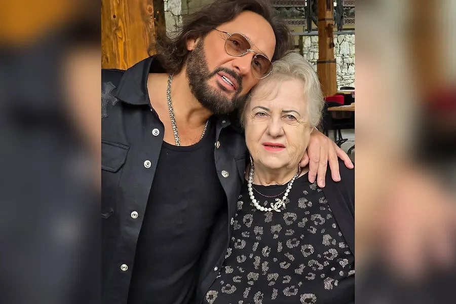 Стас Михайлов с матерью Людмилой. Обложка © Instagram (признан экстремистской организацией и запрещён на территории РФ) / stas_mihailoff