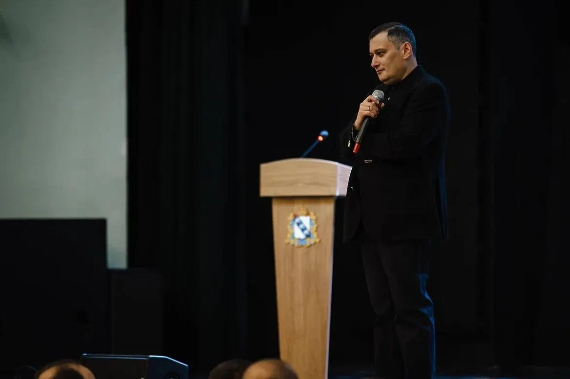 Александр Хинштейн на встрече с переселенцами. Фото © Telegram/ Александр Хинштейн