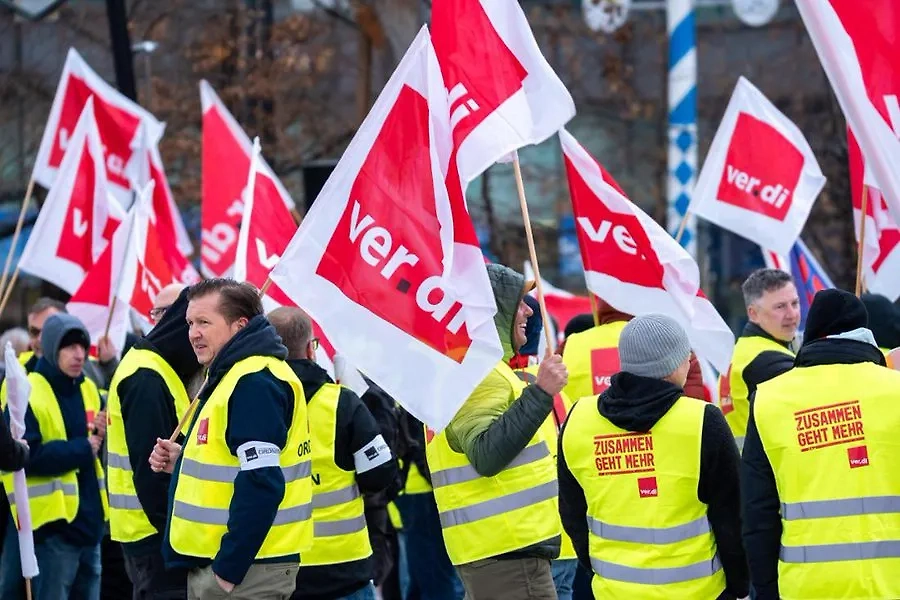 Участники профсоюза Ver.di. Обложка © X / Farnak