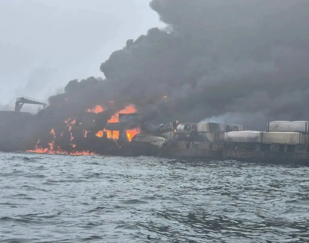 Нефтяной танкер и грузовое судно столкнулись около Британии. Обложка © Х / Hexdline