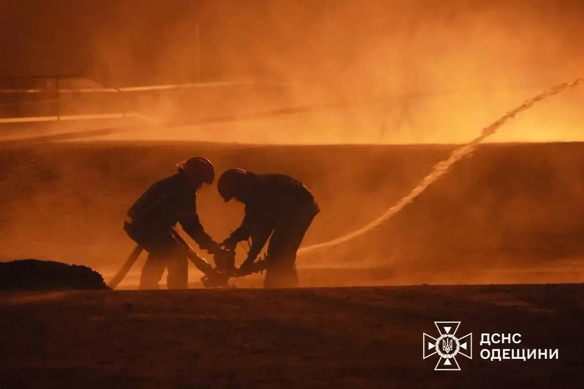 Пожар на складе топлива в Одессе. Фото © ДСНС Одесской области