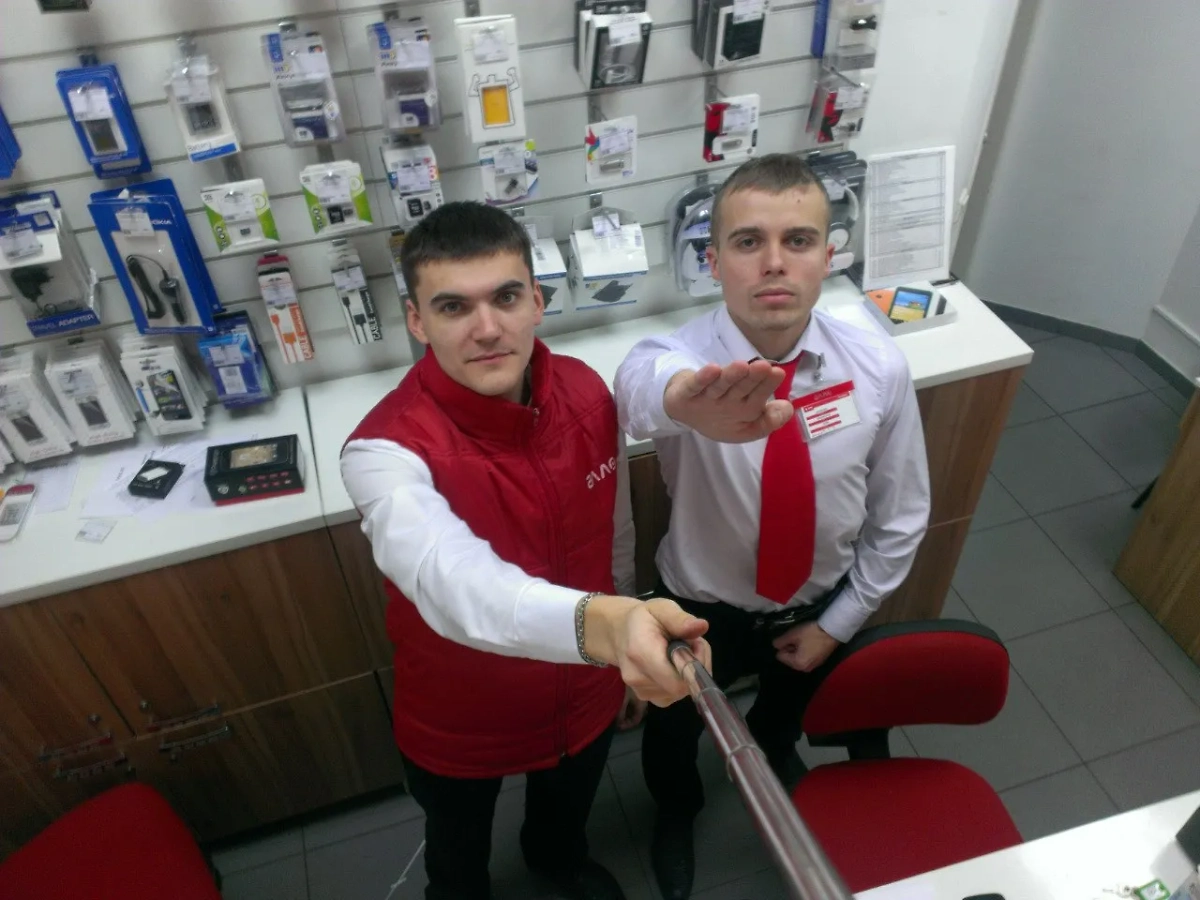 2015 год. Менеджер салона сотовой связи Дащенко «зигует» прямо на рабочем месте. Фото © VK / Максим Стамов