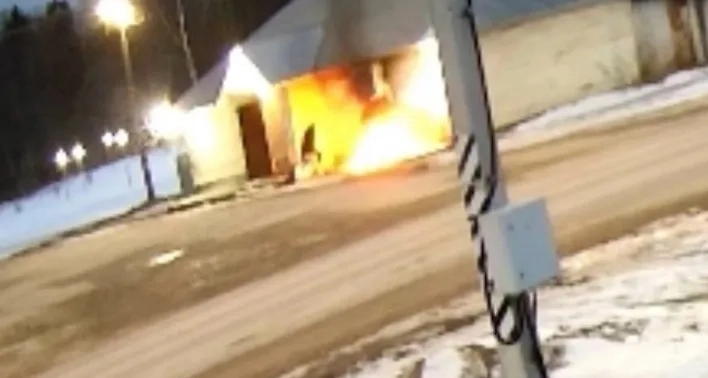 Местные жители сняли поджигателя. Фото © VK / Наш Вологодский округ