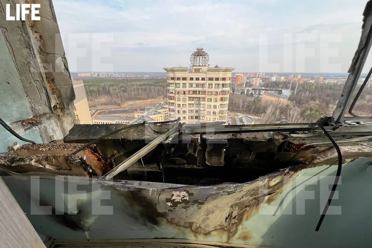 Вид из квартиры, повреждённой БПЛА. Фото © Life.ru