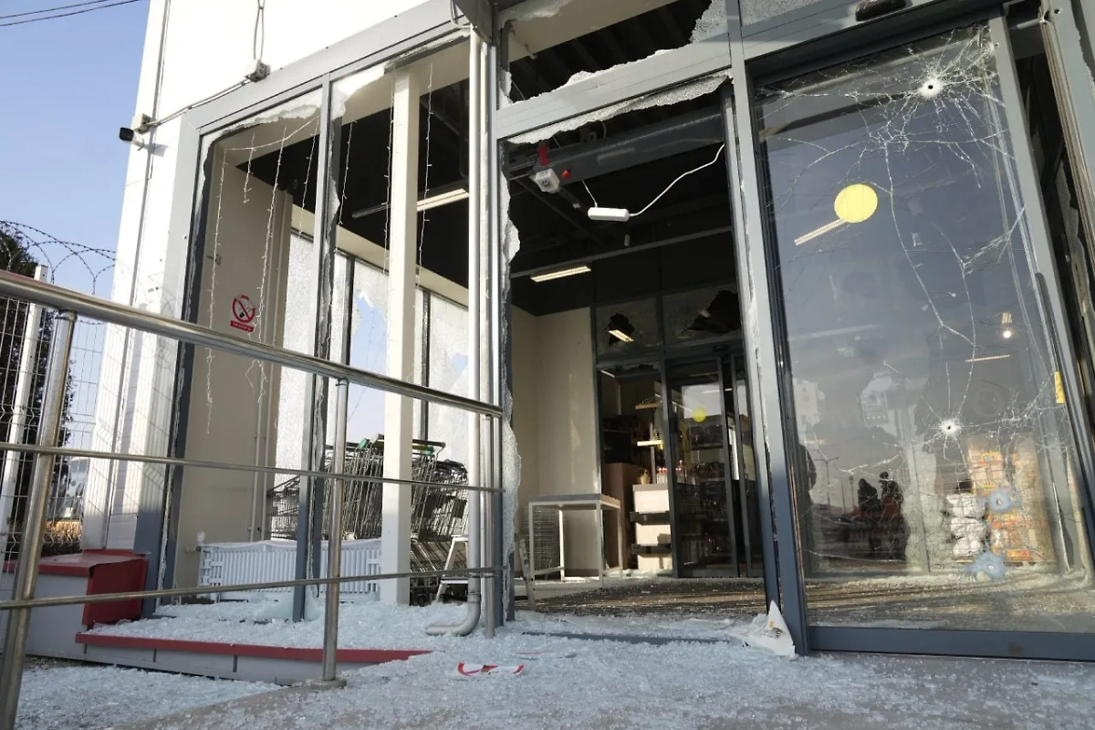 Место атаки дронов ВСУ на парковку «Мираторга» в Домодедово. Фото © Telegram/Воробьёв LIVE