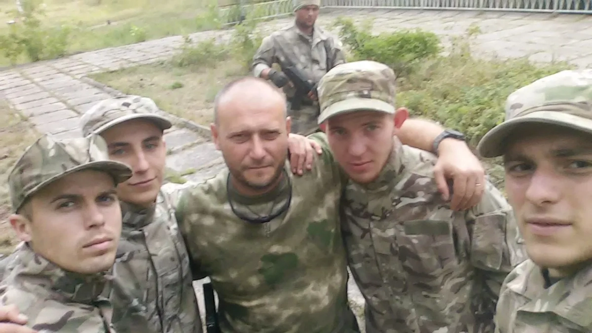 В 2014 году Дащенко был активным членом «Правого сектора»*, на фото он слева. Посередине Дмитрий Ярош**, а между ними некий Кирилл Яновский, один из малолетних подонков, избивавших горожан на улицах Днепропетровска, благодаря своему участию в ПС* ставший депутатом горсовета Новомосковска. Фото © VK / Кирилл Яновский