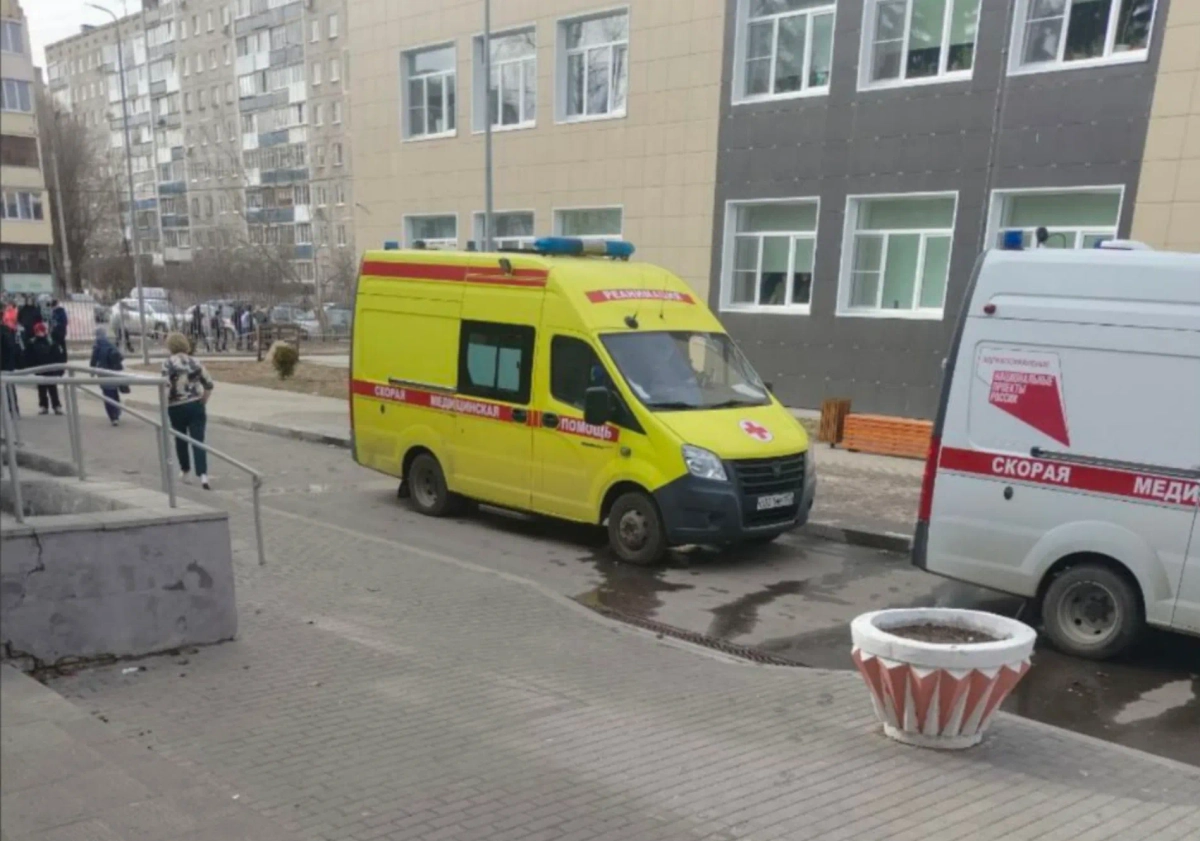 Скорая у школы в Нижнем Новгороде после поножовщины. Фото © VK / Плохие Новости Дзержинск