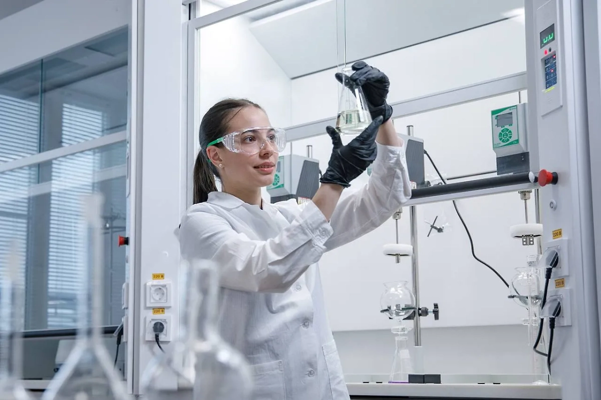 Нефтяная компания начала промышленный выпуск белых масел. Обложка © Пресс-служба «Газпром нефти»